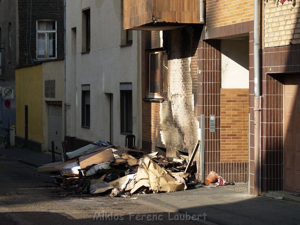 Sperrmuell Brand mit Uebergriff der Flammen auf Wohnhaus 11.JPG